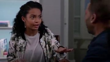 Sanctuary Flora Bomber Jacket usada por Zoey Johnson (Yara Shahidi) en negro (Temporada01 Episodio21)