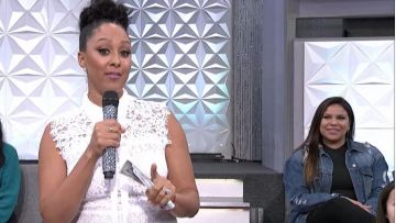 MICHAEL Michael Kors Vestido de cordón de encaje con corbata y cuello usado por Tia Mowry en The Real 08 de junio de 2019