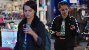 adidas SST Veste de survêtement en Noir porté par Moe Truax (Kiana Madère) Bijoux (S01E03)