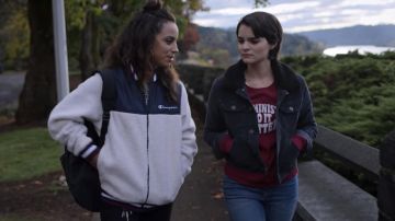 Rebecca Minkoff Féministes Faire Mieux Sweat-shirt porté par Elodie Davis (Brianna Hildebrand) dans Bibelots (S01E04)
