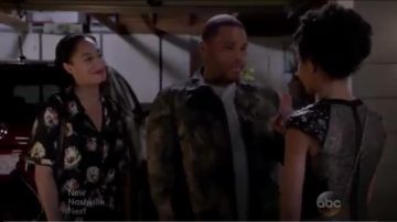 Zara Floral Combinaison Avec Revers de Col porté par arc-en-ciel Johnson (Tracee Ellis Ross), en black-ish (S01E21)