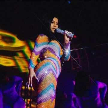 Manches longues multicolore robe à paillettes porté par le Cardi B au cours de Bonnaroo Festival 2019