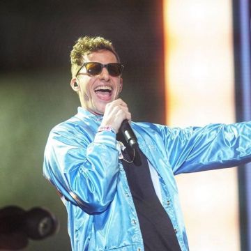 Neon light blue Windbreaker worn by Andy Samberg (The Lonely Island) for Bonnaroo Festival 2019