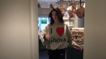 Kanye West je me sens Fantômes Sweat-shirt porté par Kendall Jenner en accord avec les Kardashians (S16E07)