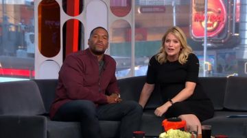 Helmut Lang découper la robe portée par Sara Haines sur Good Morning America juin 3,2019