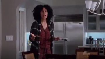Maison Scotch Manches Courtes Combinaison portée par arc-en-ciel Johnson (Tracee Ellis Ross), en black-ish (Season01 Episode23)