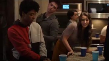 Champion Inverse Tisser Colorblock P/O Hoodie, portés par Noé Simos (Odiseas Georgiadis) dans Bibelots (Season01 Episode01)