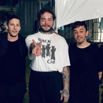 White t-shirt with black cat worn by Post Malone during the Bonnaroo Festival 2019