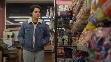 Levi’s Ex-Boyfriend Sherpa Trucker Jacket worn by Elodie Davis (Brianna Hildebrand) in Trinkets (S01E01)