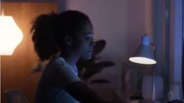 Madewell ‘Whisper’ Cotton Crewneck Tee worn by Tabitha Foster (Quintessa Swindell) in Trinkets (S01E01)