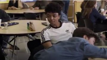 Adidas signature stripe T-shirt porté par Noé Simos (Odiseas Georgiadis) dans Bibelots (S01E01)