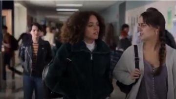 Urban Outfitters de Fausse Fourrure fermeture éclair de la Veste portée par Tabitha Foster (Quintessa Swindell) dans Bibelots (S01E02)