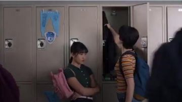 Mochila Fjallraven Kanken usada por Rachelle Cohen-Strauss (Haley Tju) en Baratijas (S01E02)