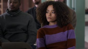 Top­shop Bold Stripe Crew­neck Sweater worn by Tabitha Foster (Quintessa Swindell) in Trinkets (S01E01)