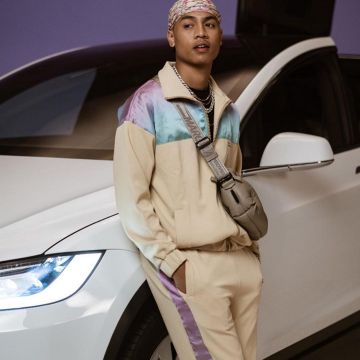 El divertido conjunto de chándal beige caballero usado por Oboy en su cuenta de Instagram @oboykingshit