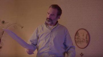 La chemise blanche à manche longue de Georges (Jean Dujardin) dans Le Daim