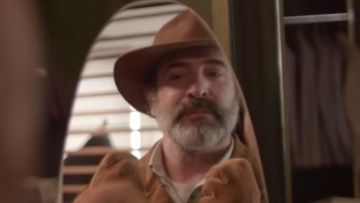 Le miroir long en forme ovale où Georges (Jean Dujardin) se regarde dans Le Daim