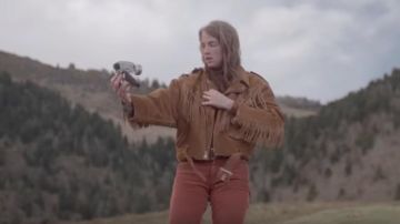 Le jean marron de Denise (Adèle Haenel) dans Le Daim