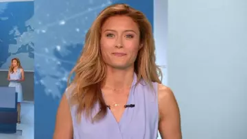 The dress sky blue Diane Douzillé in The 19:45 M6