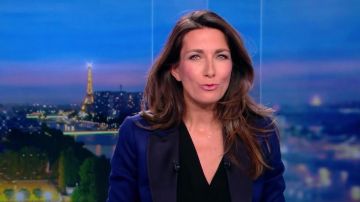 The blazer blue with lapels of black worn by Anne‑Claire Coudray in the log 20 hours of TF1 March 11, 2018