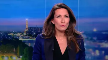 The blazer blue with lapels of black worn by Anne‑Claire Coudray in the log 20 hours of TF1 March 11, 2018