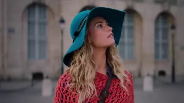 Le chapeau floppy bleu de Donna (Lily James) dans Mamma Mia ! Here We Go Again