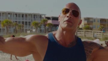 Les lunettes de Soleil de Mitch Buchannon (Dwayne Johnson) dans BAaywatch : Alerte à Malibu