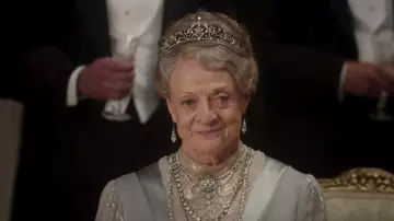 Argent brillant diadème porté par Violet Crawley, la Comtesse Douairière de Grantham (Maggie Smith) dans Downton Abbey Film