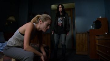 The t-shirt Givenchy Save Our Souls worn by Jessica Jones (Krysten Ritter) in Marvel's Jessica Jones (S03E09)