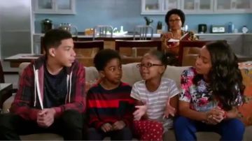 Cooper & Ella Elizabeth Floral Haut porté par Zoey Johnson (Yara Shahidi), en black-ish (S01E24)
