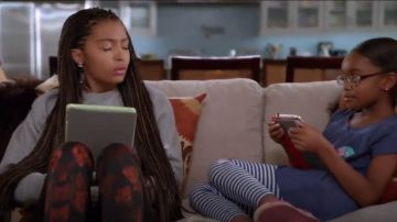 Carven Manches Longues Sweat-shirt porté par Zoey Johnson (Yara Shahidi), en black-ish (S02E01)