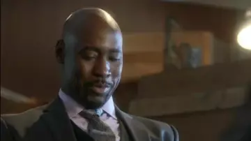 The tie floral print grey Amenadiel (D. B. Woodside) in Lucifer (S01E07)