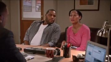 Vince se Dégrader Geo coupe ajustée Plaid Sport Shirt porté par Andre "Dre' Johnson (Anthony Anderson), en black-ish (S02E01)