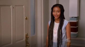 J. Crew de Cristal Orné de Smoking Shell porté par Zoey Johnson (Yara Shahidi), en black-ish (S02E01)