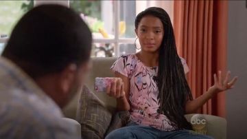 J. Crew Capsleeve en Marbre Imprimer de Haut porté par Zoey Johnson (Yara Shahidi), en black-ish (S02E01)