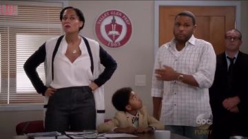 Vince Colorblock Cardigan porté par arc-en-ciel Johnson (Tracee Ellis Ross), en black-ish (S02E01)