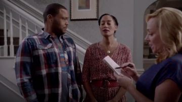 Sportiqe N. Y Knicks Tee porté par Andre "Dre' Johnson (Anthony Anderson), en black-ish (S02E02)