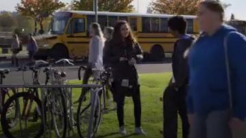 LEVI'S Mile High Super Skinny Jeans usés par le Meo Truax (Kiana Madère) Bijoux (S01E06)