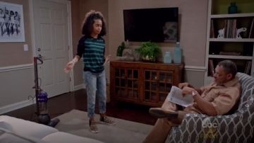 Raquel Allegra de Colorant de Cravate en Cachemire Chandail porté par Zoey Johnson (Yara Shahidi), en black-ish (S02E02)