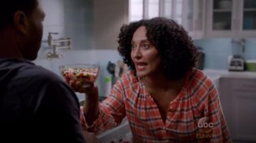 Joie Selma Plaid Chemisier porté par arc-en-ciel Johnson (Tracee Ellis Ross), en black-ish (S02E02)