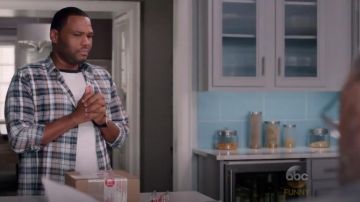 Vince coupe ajustée Plaid Sport Shirt porté par Andre "Dre' Johnson (Anthony Anderson), en black-ish (S02E02)