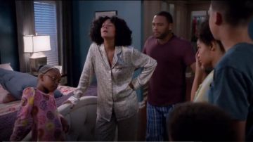 Olivia Von Halle Lila Amalia Imprimé en Satin de Soie Pyjama Ensemble porté par arc-en-ciel Johnson (Tracee Ellis Ross), en black-ish (S02E02)