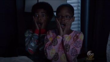 Saras Imprime les Garçons Voitures Rétro Pyjama Marron porté par Jack Johnson (Miles Brun), en black-ish (S02E02)