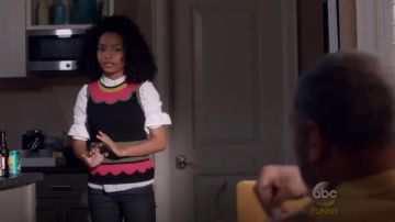 Red Valentino V Neck Pull porté par Zoey Johnson (Yara Shahidi), en black-ish (S02E02)