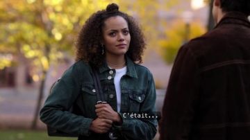 La veste en jean vert BDG Urban Outfitters portée par Tabitha Foster (Quintessa Swindell) dans Trinkets S01E05