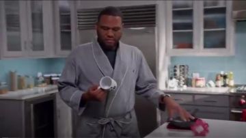 Nautica à Manches Longues en Coton Léger Tissé Robe portée par Andre "Dre' Johnson (Anthony Anderson), en black-ish (S02E04)