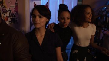 Le combishort bleu avec petit motif rayé Urban Outfitters porté par Elodie Davis (Brianna Hildebrand) dans Trinkets S01E07