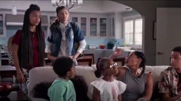 7 For All Mankind imprimé Floral Skinny Jeans portés par Zoey Johnson (Yara Shahidi), en black-ish (S02E04)