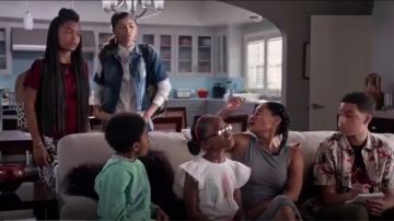 Betsey Johnson Leopard Sac à dos porté par Zoey Johnson (Yara Shahidi), en black-ish (S02E04)