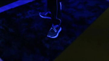 Las zapatillas negras valentino de Mister You en su vídeo Flashback